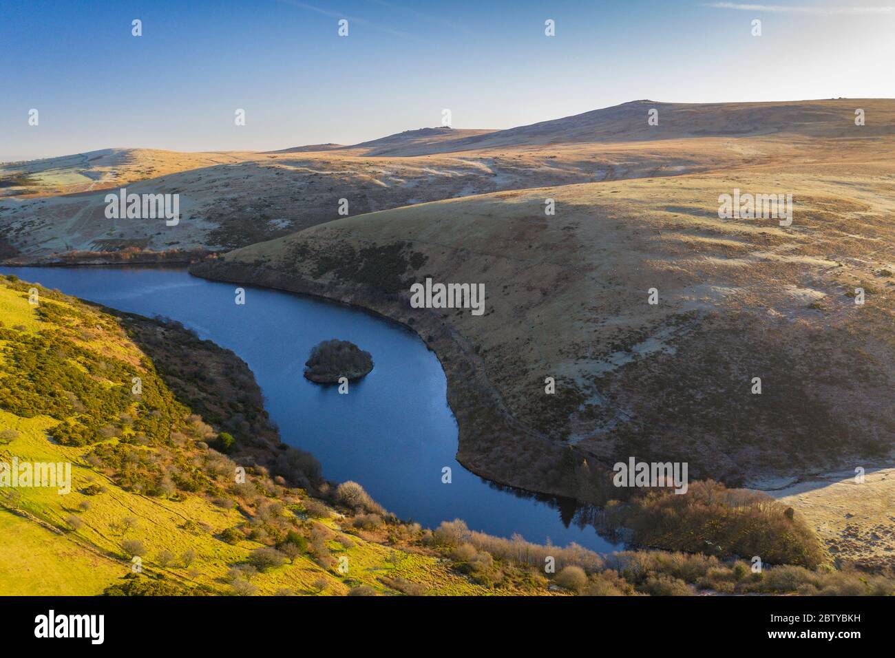 luftaufnahme mit Drohne im Winter über dem Meldon Reservoir auf Dartmoor, Devon, England, Großbritannien, Europa Stockfoto