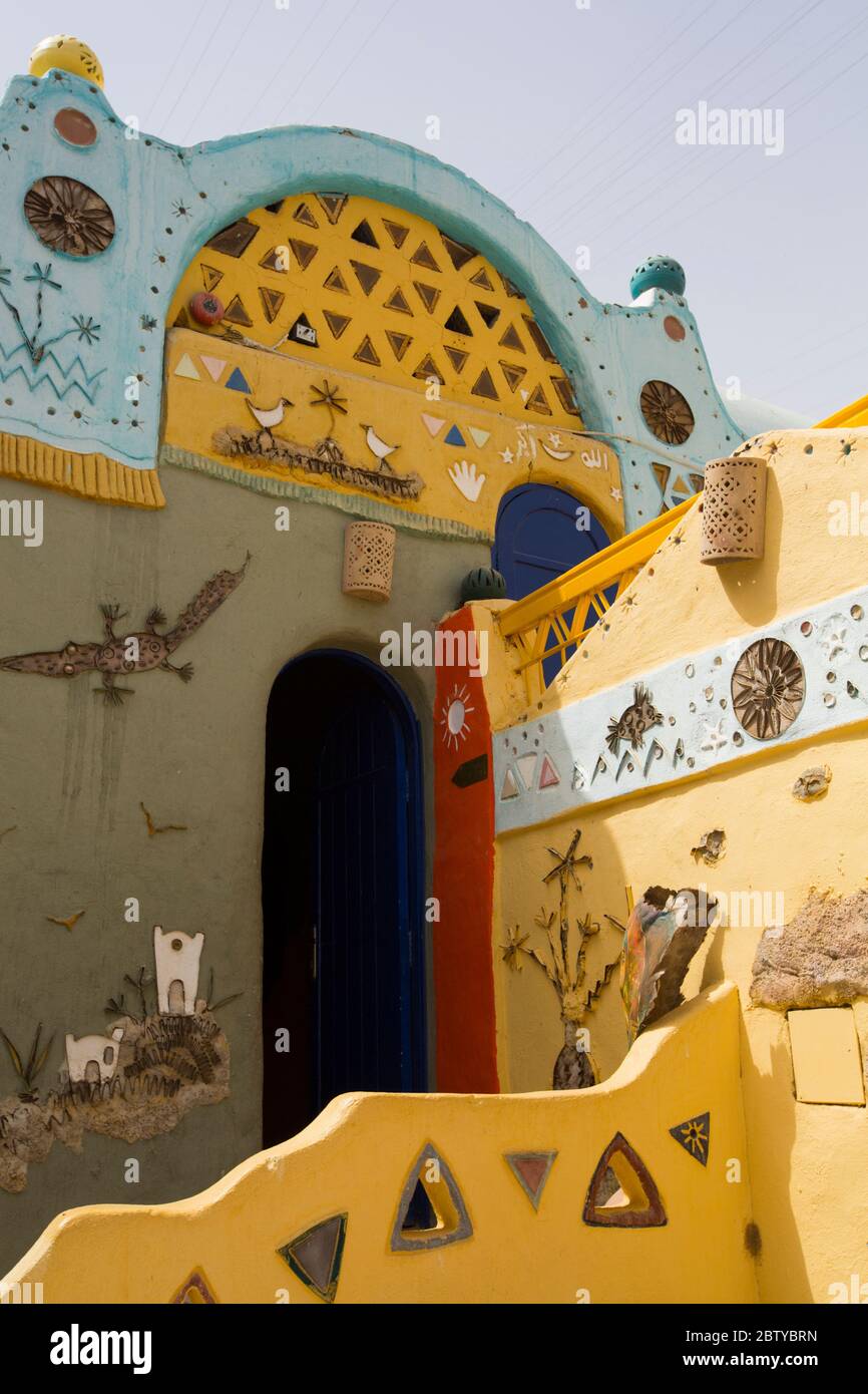 Bemalte Gebäude, Nagaa Suhayi Gharb, Nubian Village, Assuan, Ägypten, Nordafrika, Afrika Stockfoto