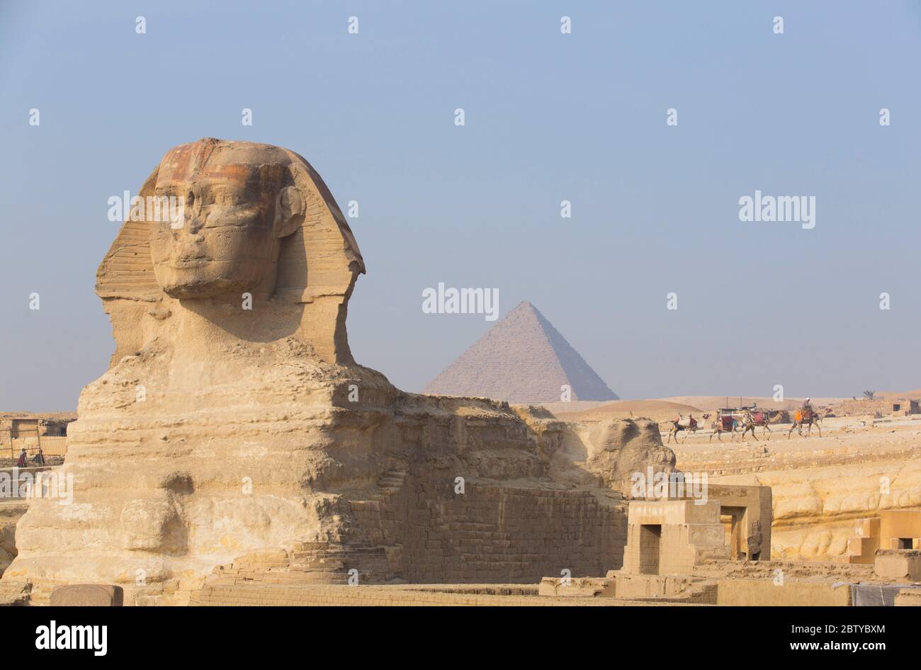 Die große Sphinx von Gizeh, Pyramide von Mycerinus im Hintergrund, UNESCO-Weltkulturerbe, Gizeh, Ägypten, Nordafrika, Afrika Stockfoto