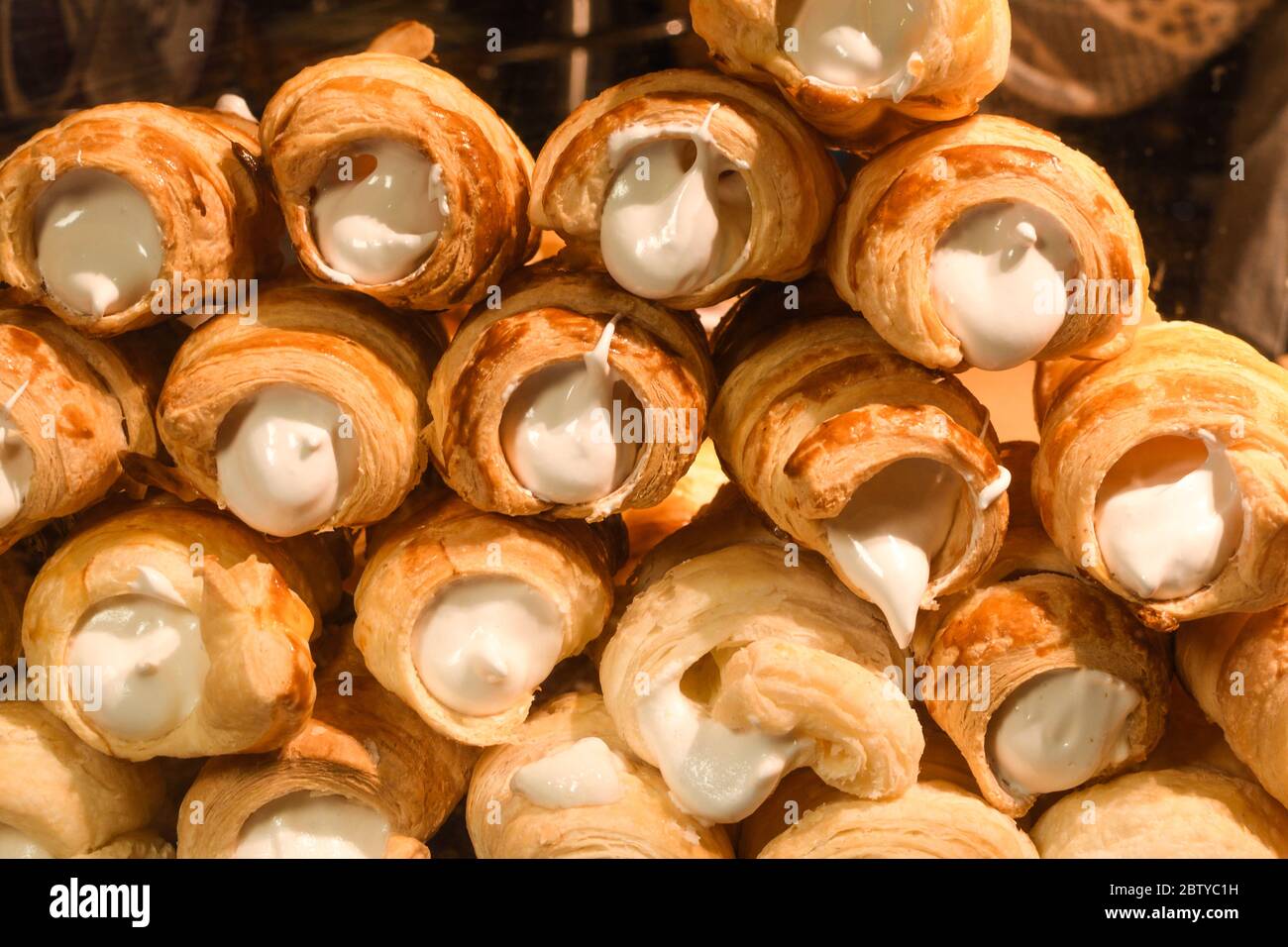 Schautrollen oder Schillerlocken sind ein österreichischer Konfekt. Sie ...