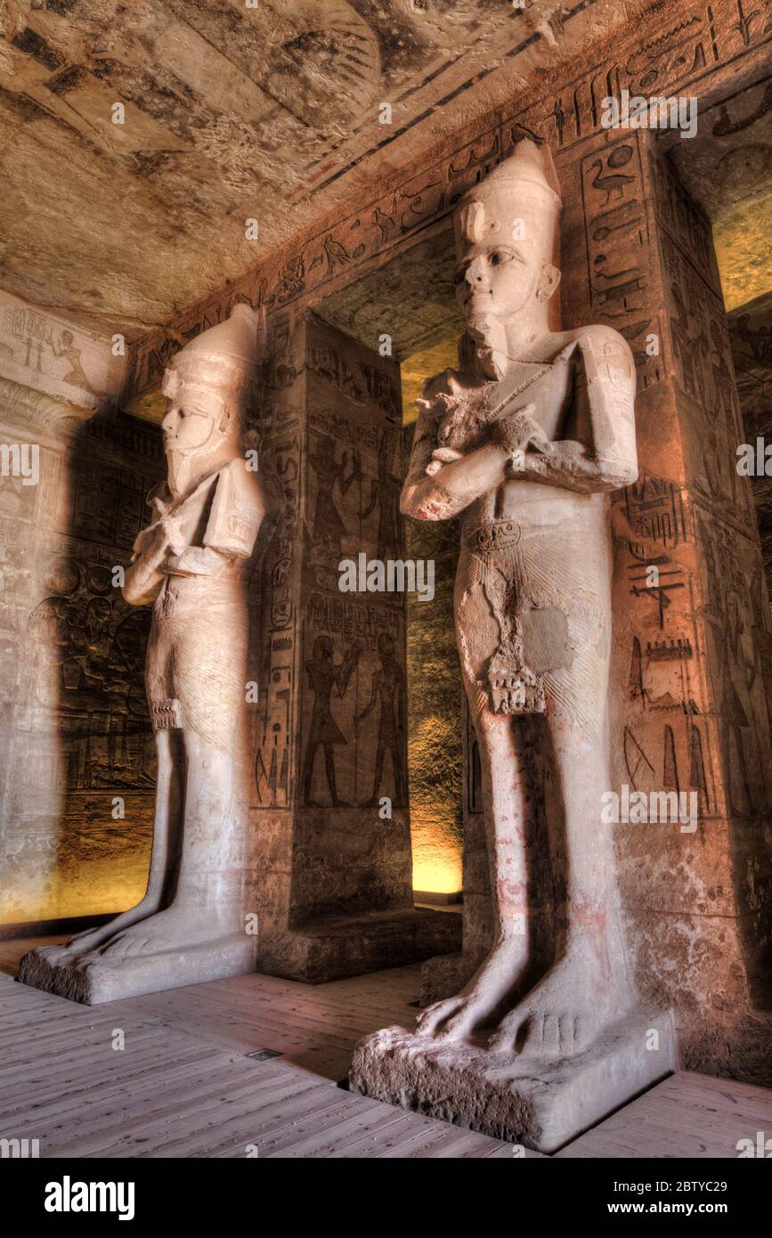 Ramses II Statuen, Hypotyle Hall, Ramses II Tempel, UNESCO Weltkulturerbe, Abu Simbel, Nubia, Ägypten, Nordafrika, Afrika Stockfoto