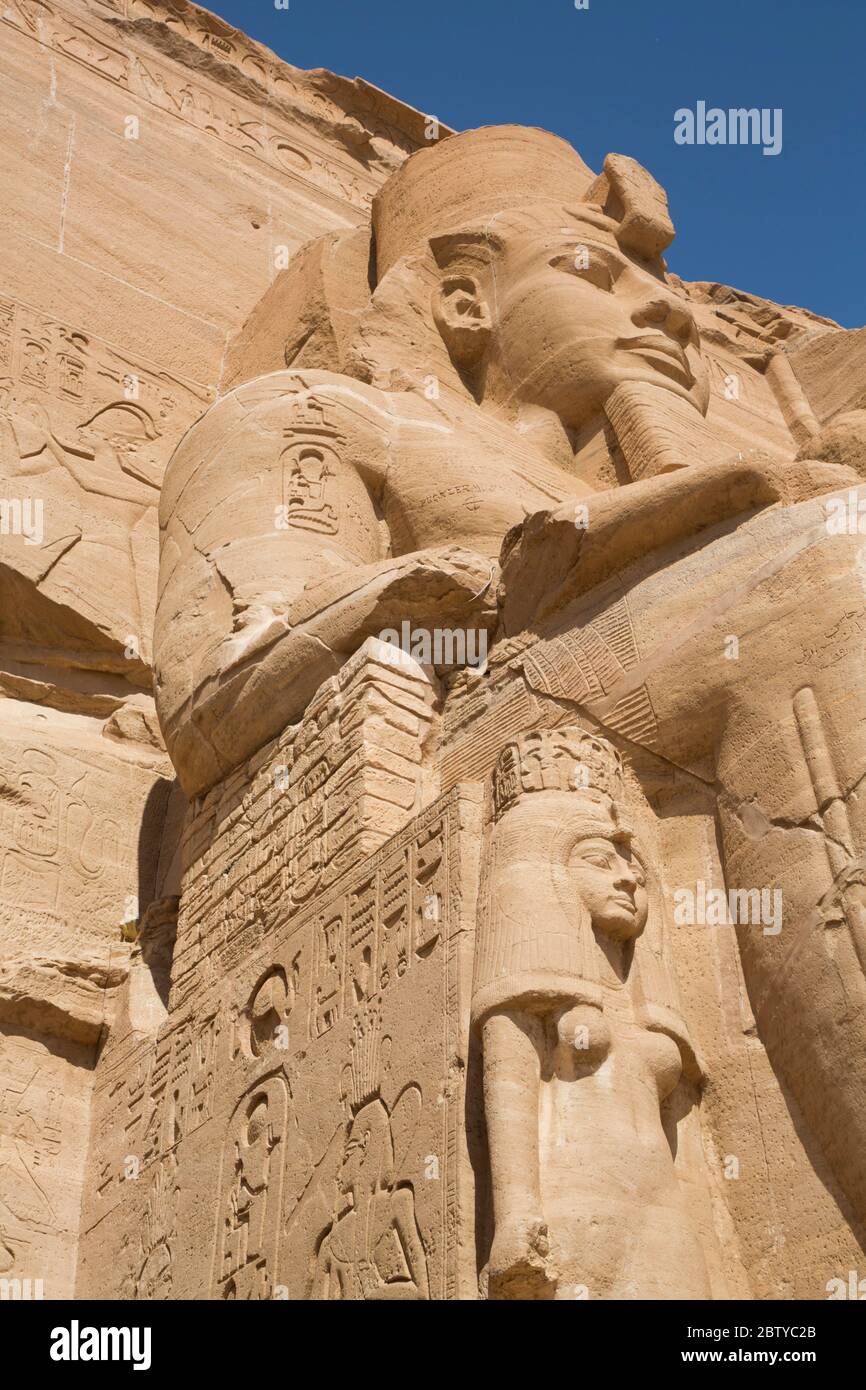Ramses II Statue mit Königin Nefertari Statue unten links, Ramses II Tempel, UNESCO Weltkulturerbe, Abu Simbel, Nubia, Ägypten, Nordafrika, Afrika Stockfoto