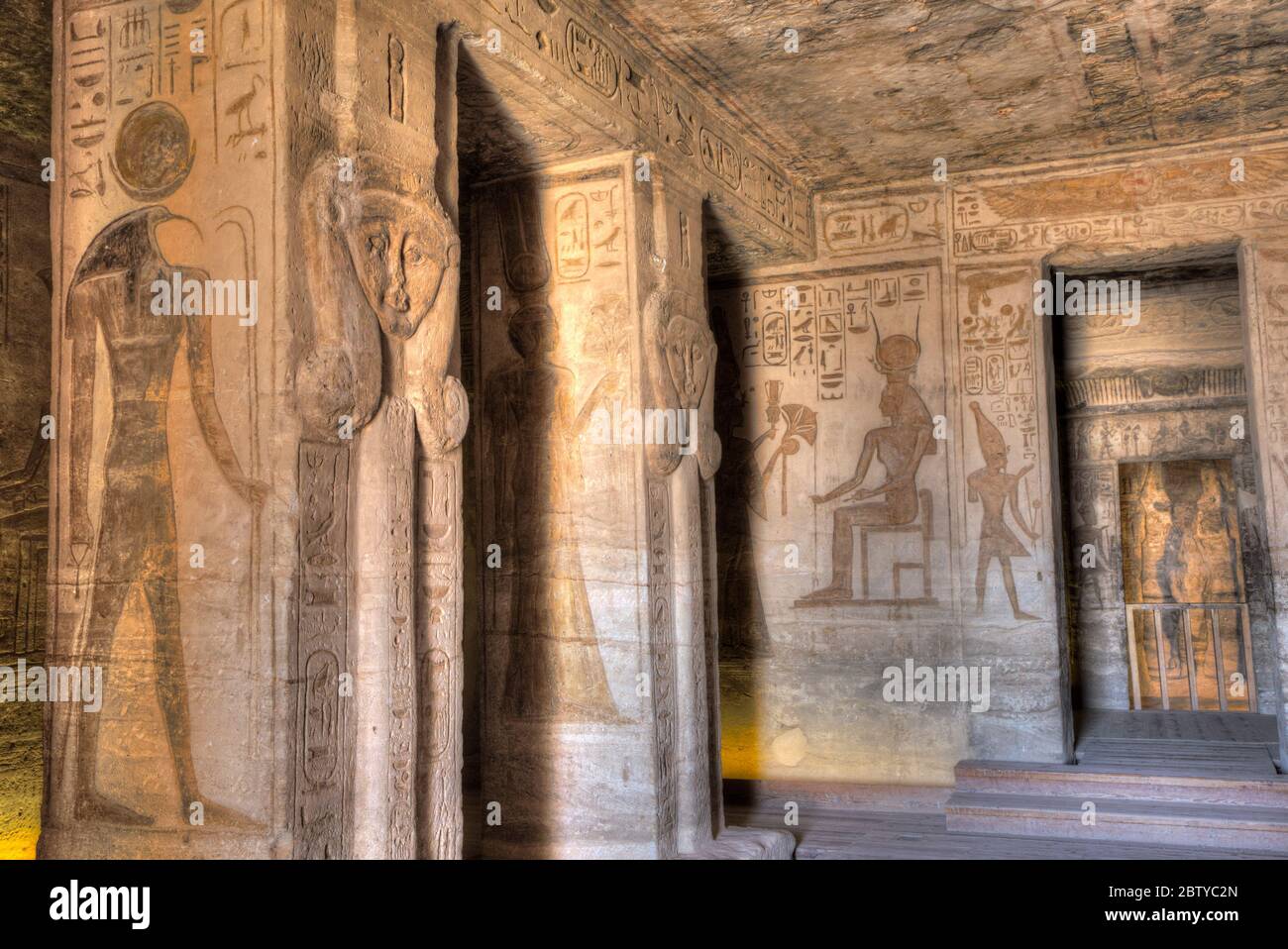 Quadratische Säulen, Göttin Hathor Kopf, Tempel von Hathor und Nefertari, UNESCO-Weltkulturerbe, Abu Simbel, Nubia, Ägypten, Nordafrika, Afrika Stockfoto