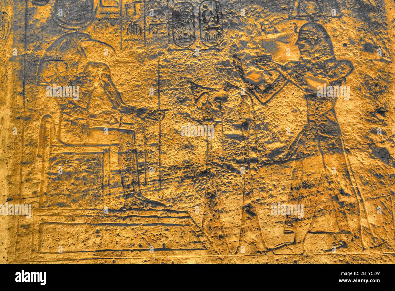 Gott Thoth auf der linken Seite, Ramses II auf der rechten Seite, versunkene Relief, Hypotyle Hall, Ramses II Tempel, UNESCO-Weltkulturerbe, Abu Simbel, Nubia, Ägypten, Nord-AF Stockfoto