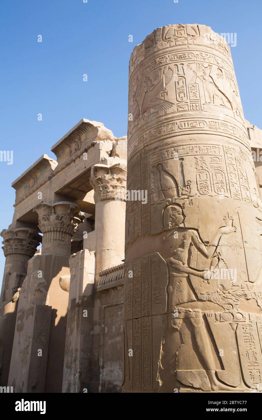 Säule mit Reliefs, Tempel von Sobek und Haroeris, Kom Ombo, Ägypten, Nordafrika, Afrika Stockfoto