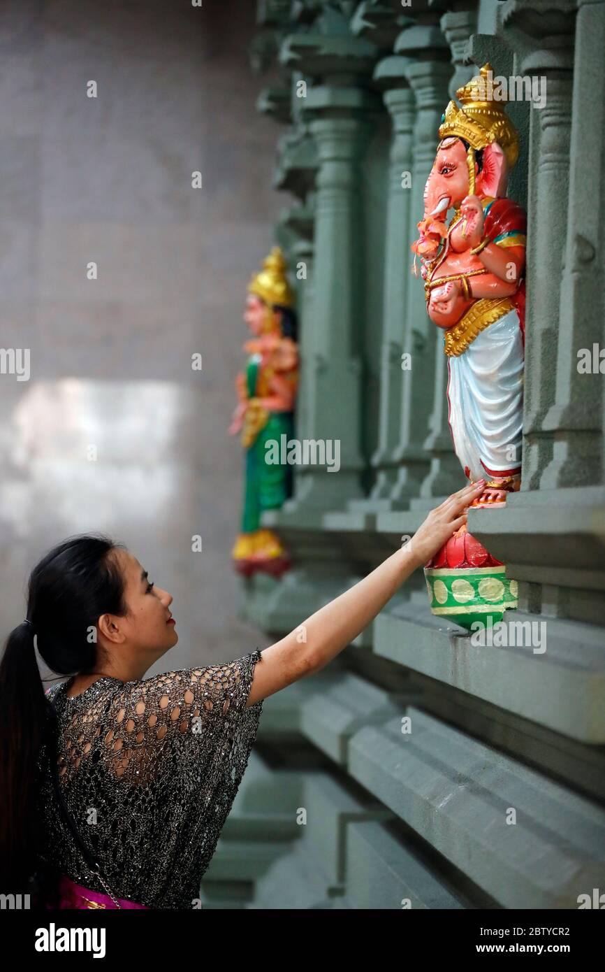 Frau, die zur Hindu-Gottheit Ganesh, Sri Mahamariamman Hindu-Tempel, Kuala Lumpur, Malaysia, Südostasien, Asien betet Stockfoto