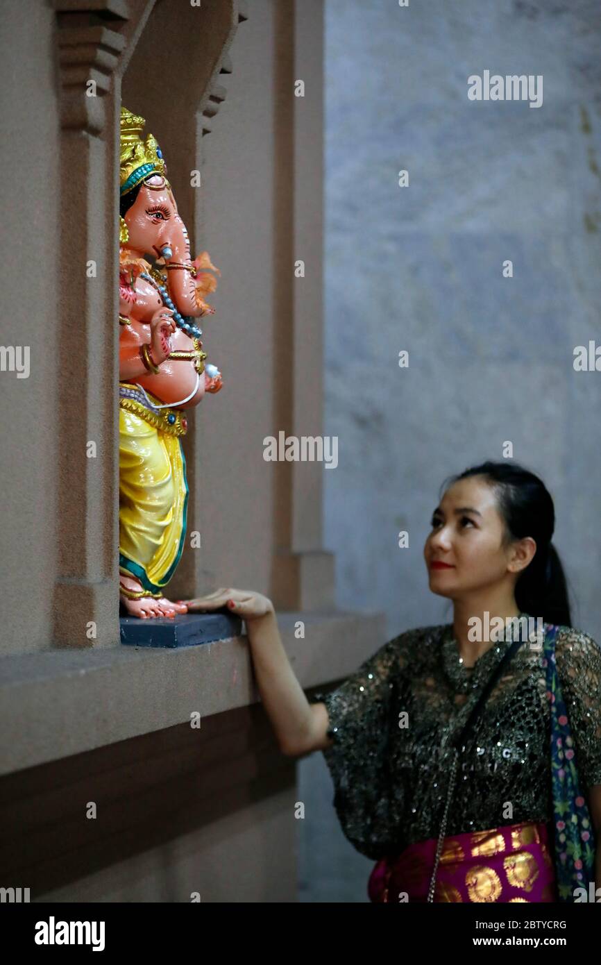 Frau, die zur Hindu-Gottheit betet Ganesh Statue, Sri Mahamariamman Hindu Tempel, Kuala Lumpur, Malaysia, Südostasien, Asien Stockfoto