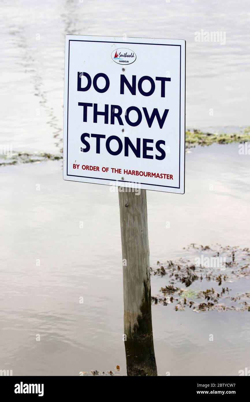 Werfen Sie keine Steine Southwold Harbour Stockfoto