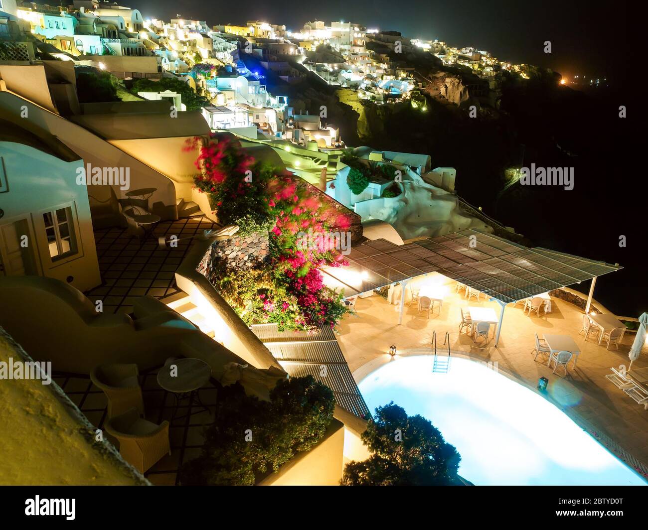 Nachtsicht auf das traditionelle weiße Höhlenhaus auf Santorini. Santorini, Kykladen, Griechenland. Tolle Aussicht bei Nacht Stockfoto