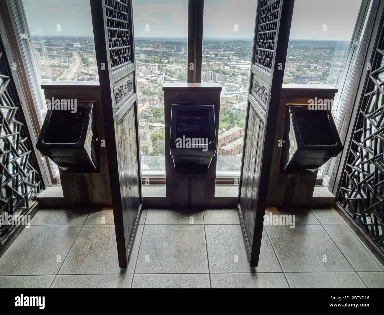 Urinale mit Blick auf Hutong in The Shard, London, Großbritannien Stockfoto