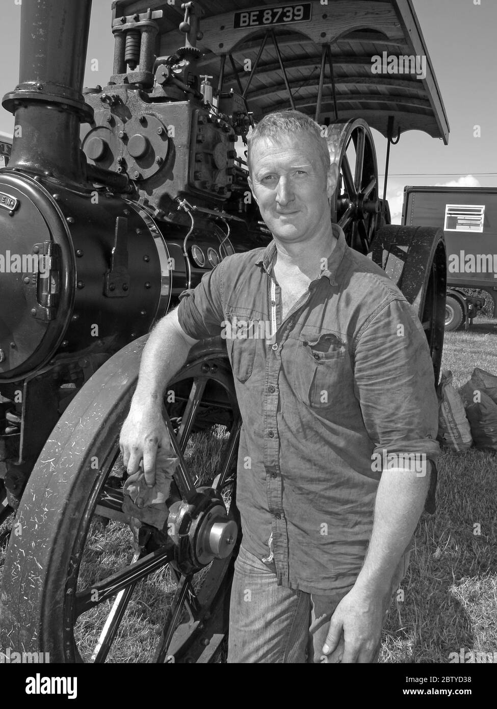 Dampfwalzenantrieb, Ingenieur, mit BE8739, Cheshire Steam Fair, Daresbury, Warrington, Cheshire, England, UK, WA4 Stockfoto