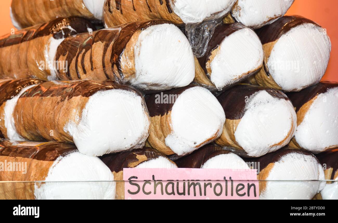 Schautrollen oder Schillerlocken sind ein österreichischer Konfekt. Sie bestehen aus einem Kegel oder einer Tülle aus Gebäck, oft gefüllt mit Schlagsahne oder Baiser. FO Stockfoto