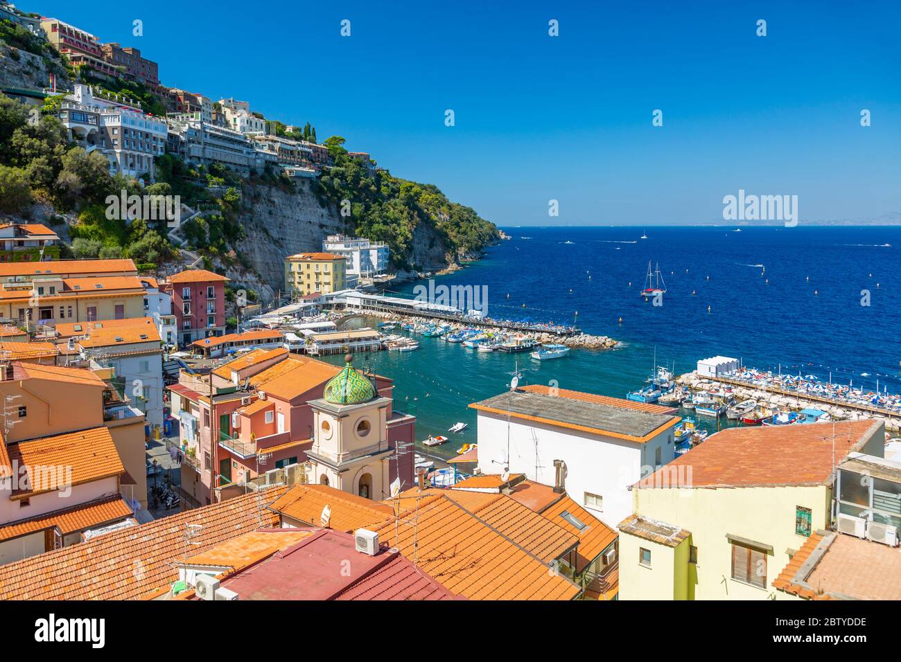 Blick auf Spiaggia di Sorrento, öffentlichen Strand und Hafen, Sorrento, Kampanien, Italien, Europa Stockfoto