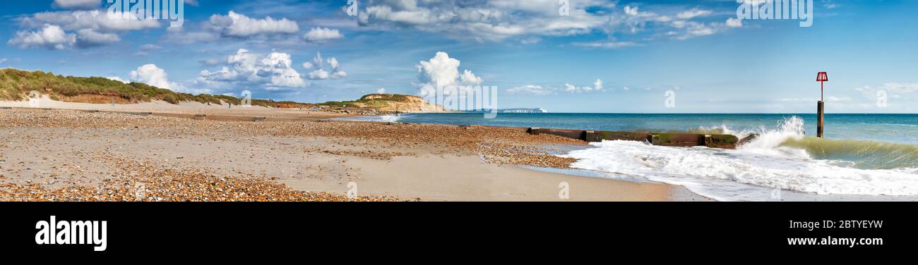 Panoramablick auf Hengistbury Head Beach, Dorset mit Groyne im Vordergrund und Isle of Wright Needles im Hintergrund Stockfoto