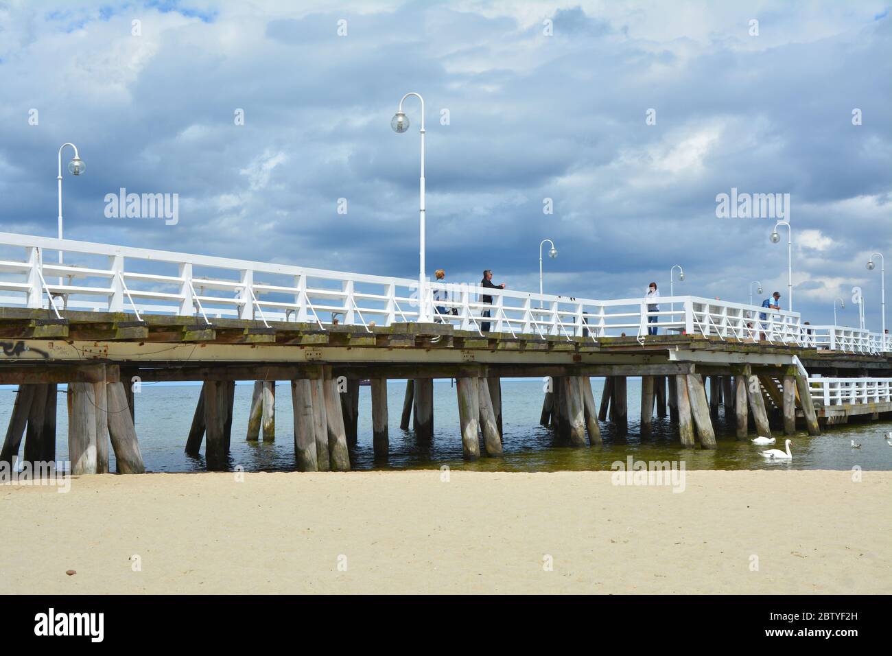 SOPOT, POLEN - 26. JUNI 2015 : Strand und Pier 'molo' in Sopot, einem Badeort an der Ostseeküste Stockfoto