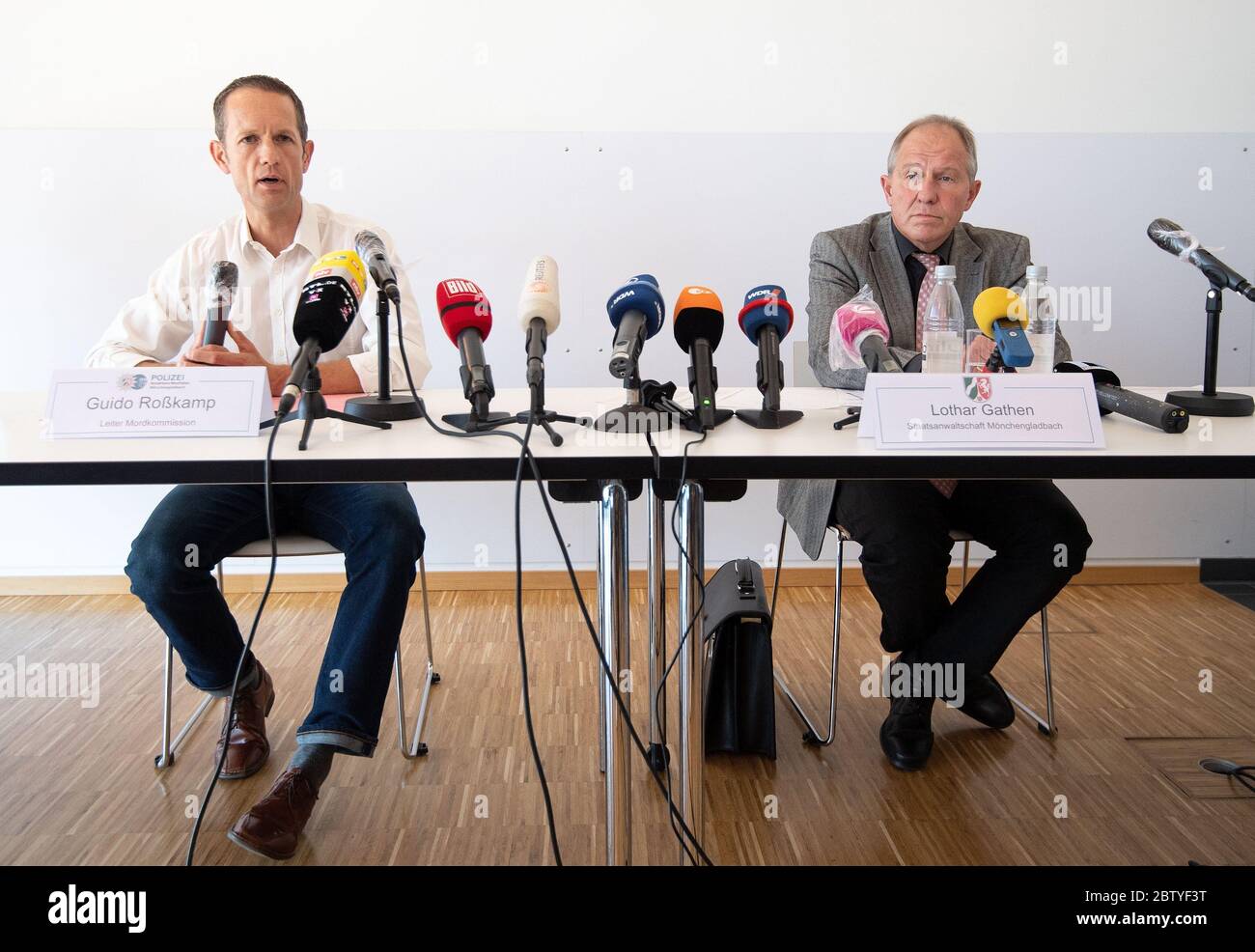 28. Mai 2020, Nordrhein-Westfalen, Mönchengladbach: Guido Roßkamp (l.), Leiter der Mordkommandantschaft, und Lothar Gathen, Sprecher der Staatsanwaltschaft, sitzen bei einer Pressekonferenz nebeneinander. Bei der Untersuchung eines Kindergartenkinders in Viersen, der verdächtigt wurde, ein dreijähriges Kind ermordet zu haben, haben die Behörden bis 2017 weitere Vorfälle in ehemaligen Kindergärten der Verdächtigen entdeckt. Foto: Marius Becker/dpa Stockfoto