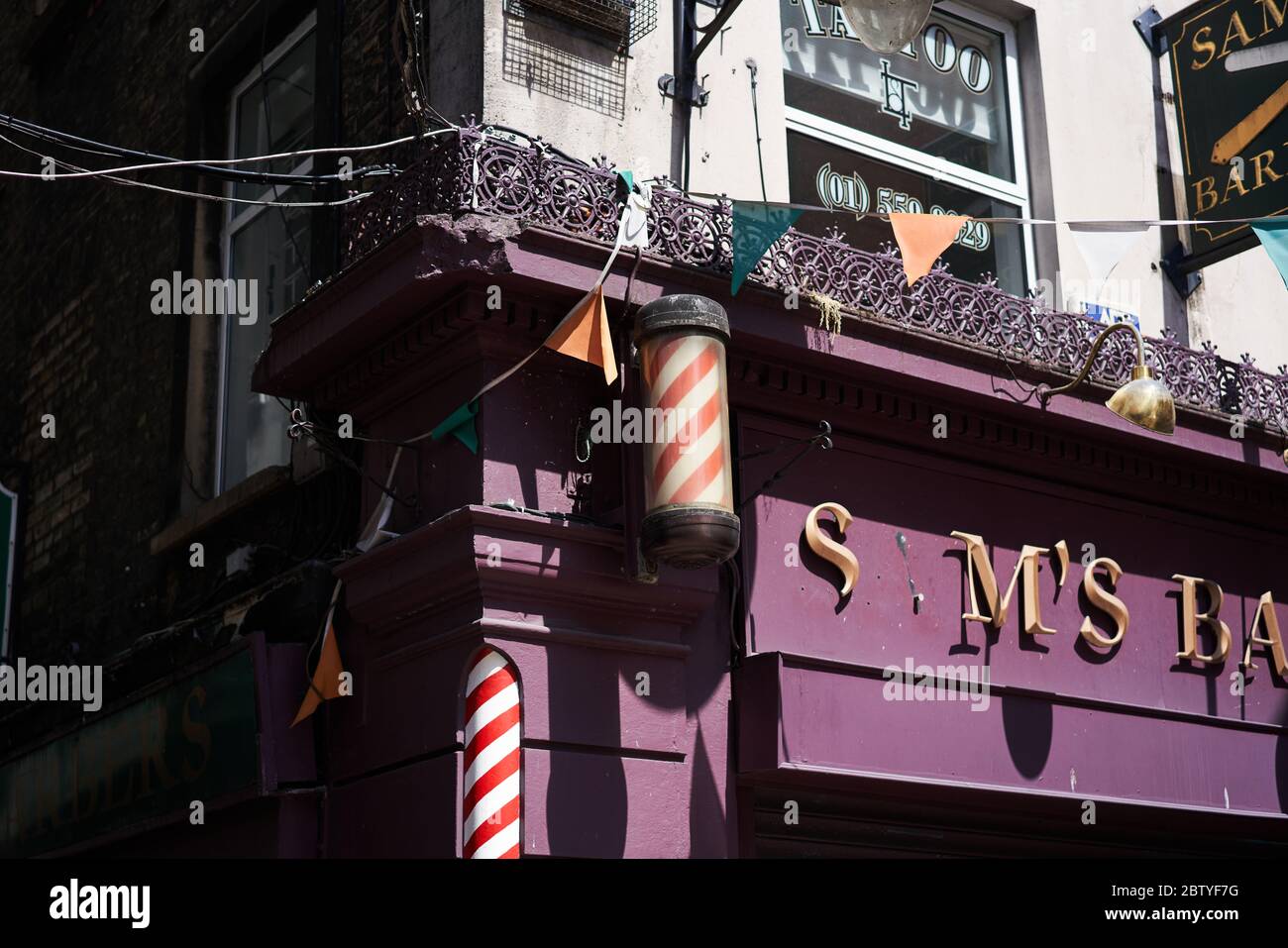 Ein Schild für einen Friseur in Dublin, Irland. Stockfoto