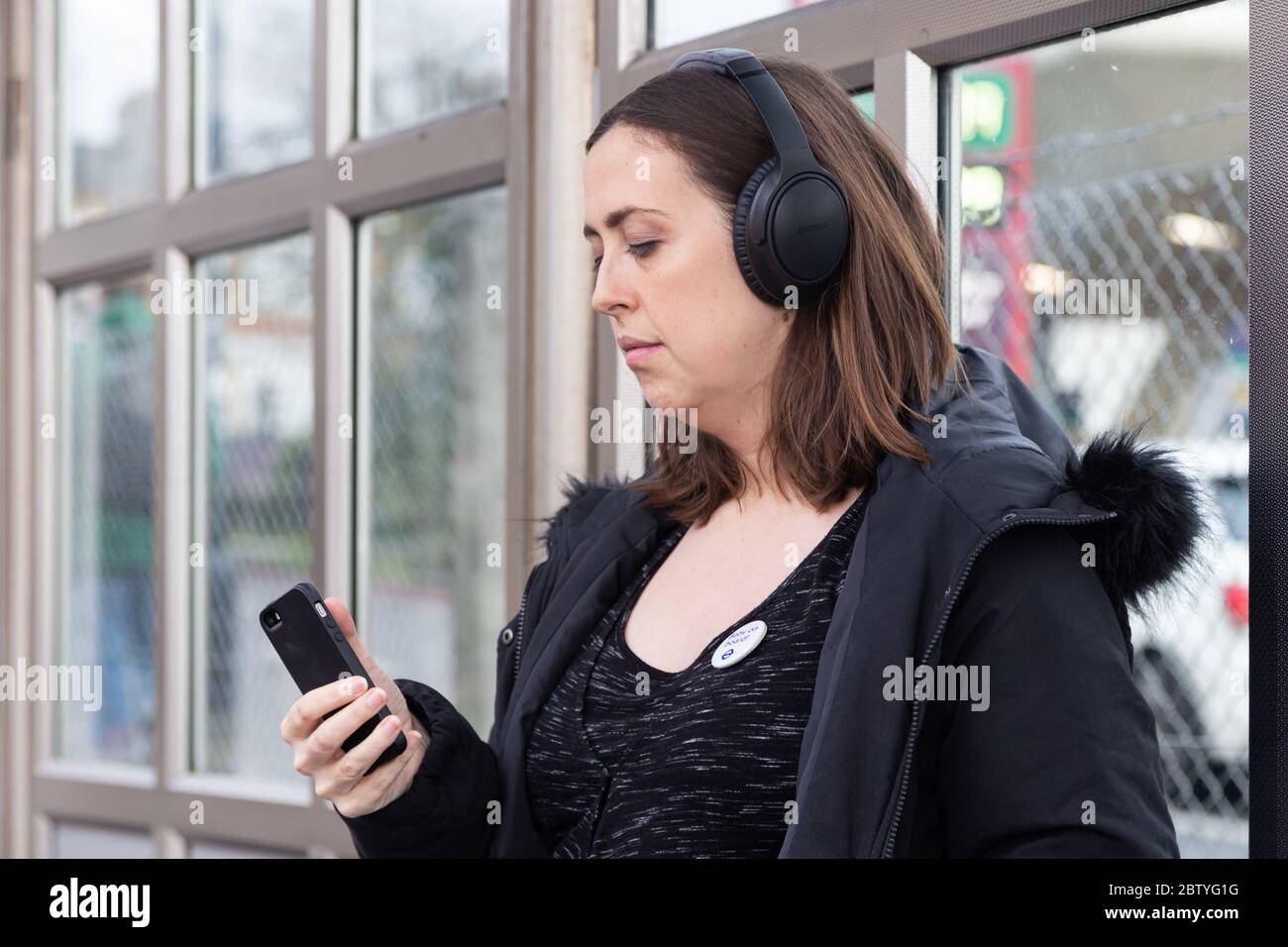Schwangerer Passagier wartet in einem Stationsheim am New Cross Gate Stockfoto