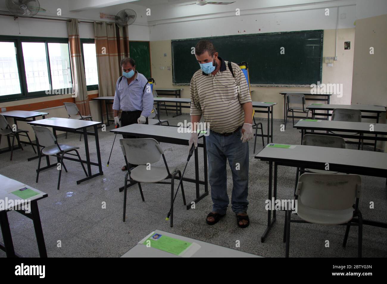 Gaza. Mai 2020. Palästinensische Arbeiter sterilisieren eine High School zwei Tage vor Tawjihi (die allgemeine Sekundarschulprüfung), als vorbeugende Maßnahme, um die Verbreitung der COVID-19 im Flüchtlingslager al-Nuseirat im zentralen Gazastreifen, 28. Mai 2020, zu verhindern. Kredit: Rizek Abdeljawad/Xinhua/Alamy Live News Stockfoto