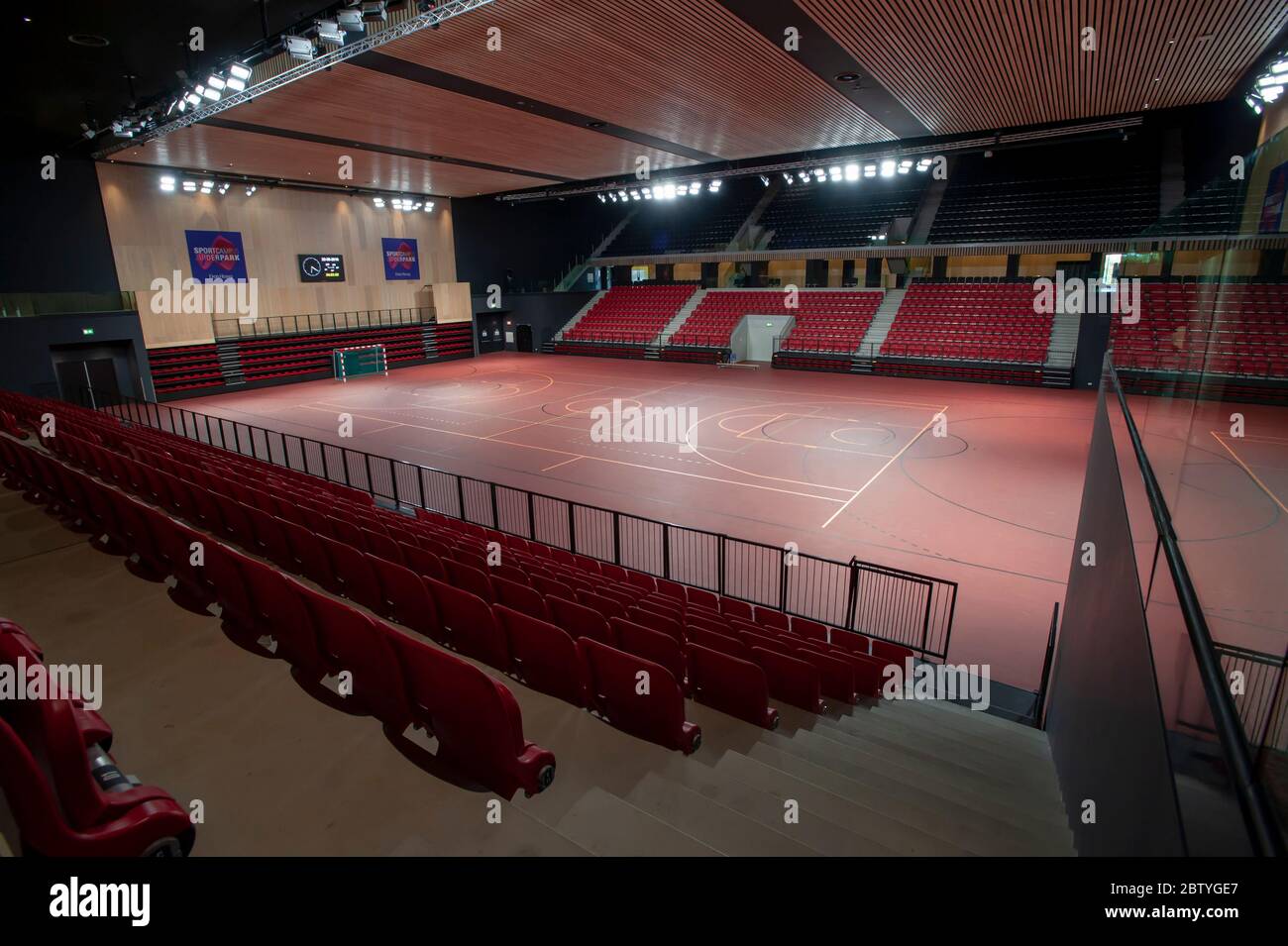 Sportcampus Zuiderpark, Den Haag, Niederlande. Ist ein mehrfach preisgekröntes Sportzentrum mit 50 Millionen Euro. Der 33,000 m2 große Sportcampus wurde von Arc entworfen Stockfoto