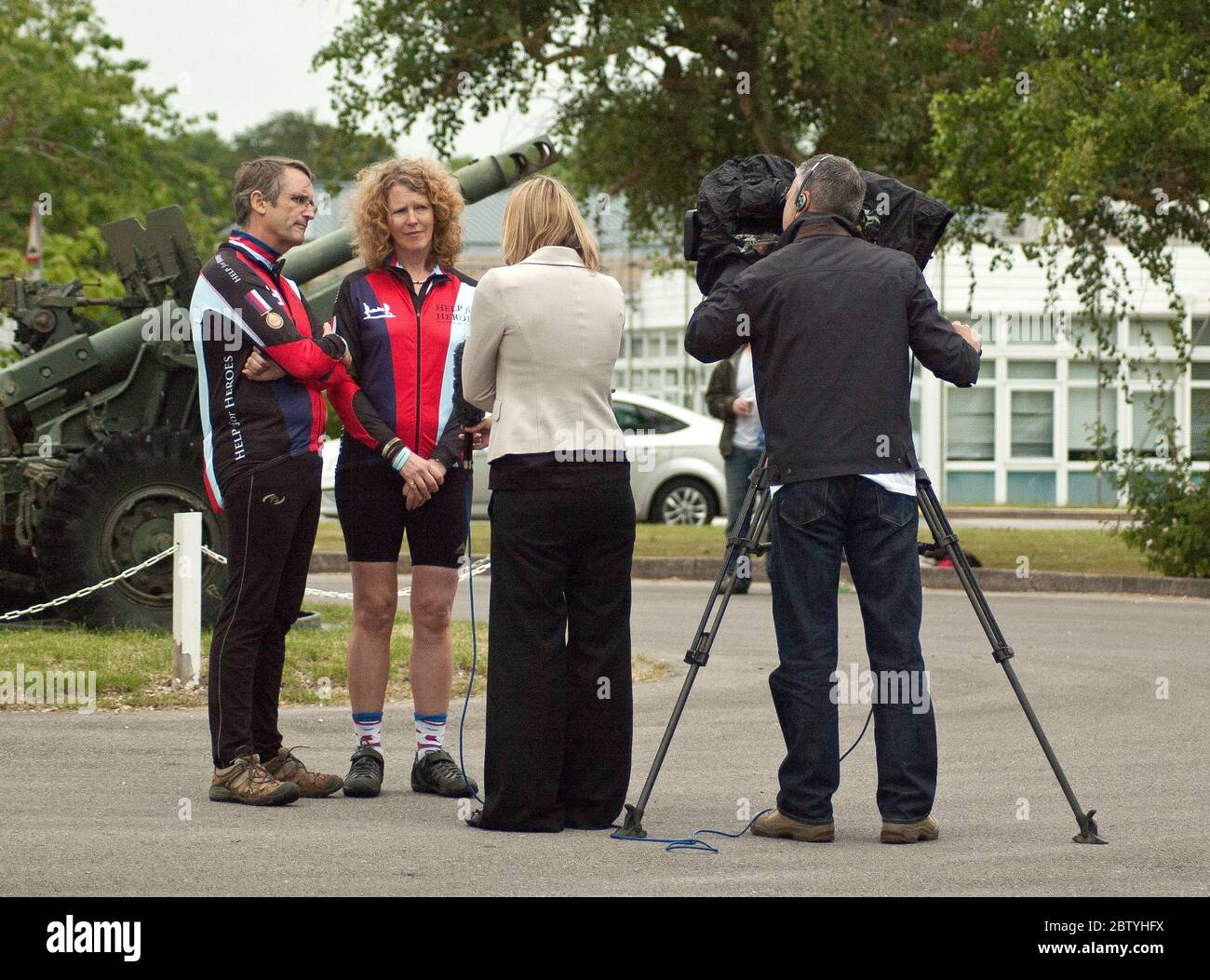 Interview von Bryn und Emma Parry Gründer der Hilfsorganisation Help for Heroes, die 2010 zu einer Charity-Radtour vom Southwick Park nach Paris anfängt. Stockfoto