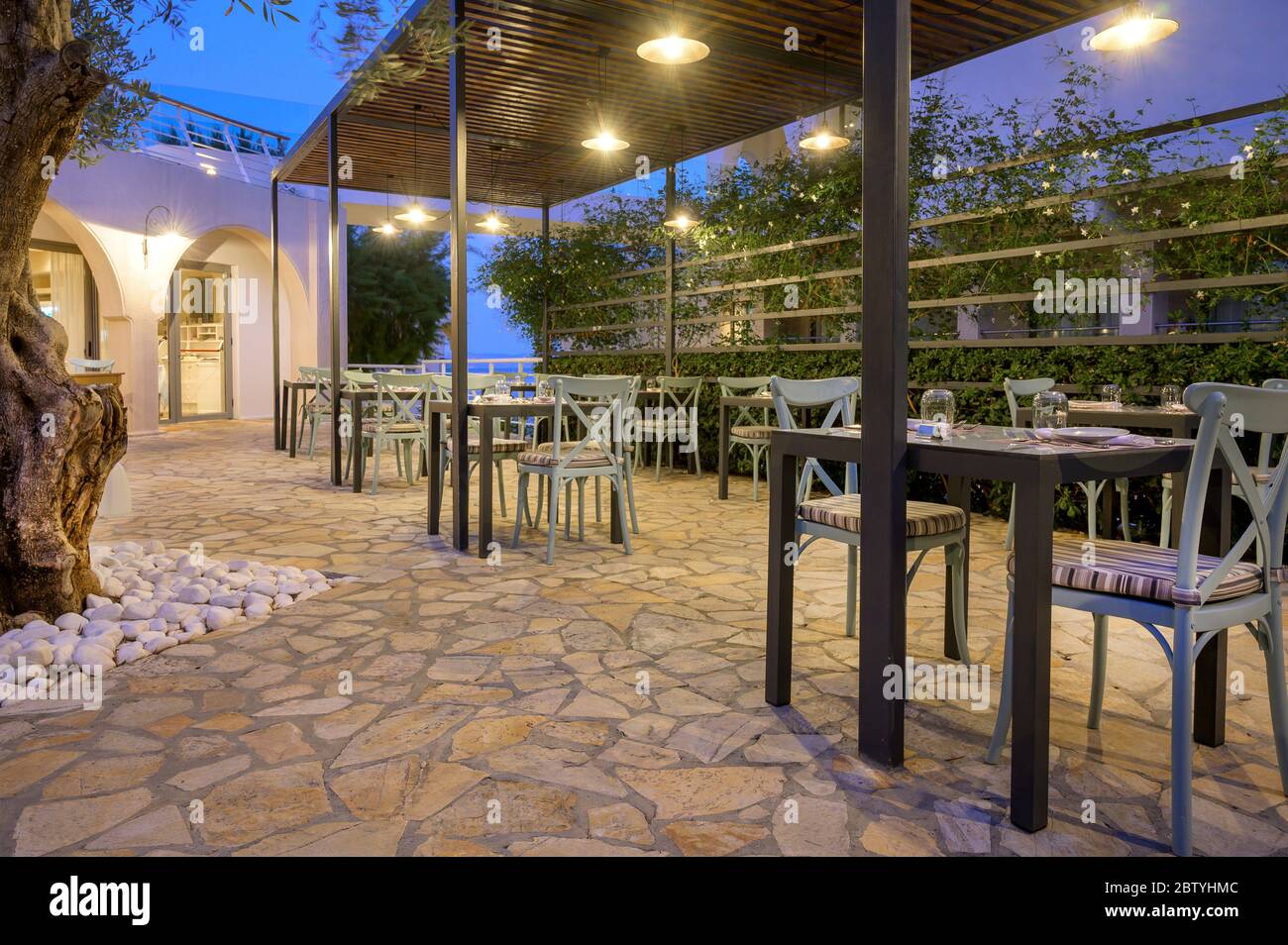 Terrassenbereich in der Abenddämmerung im Marbella Beach Hotel, Korfu, Griechenland. Stockfoto