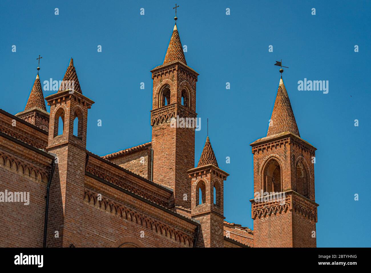 Außenansicht mit einigen Türmen zur Kathedrale von Alba (Cattedrale di San Lorenzo) Stockfoto