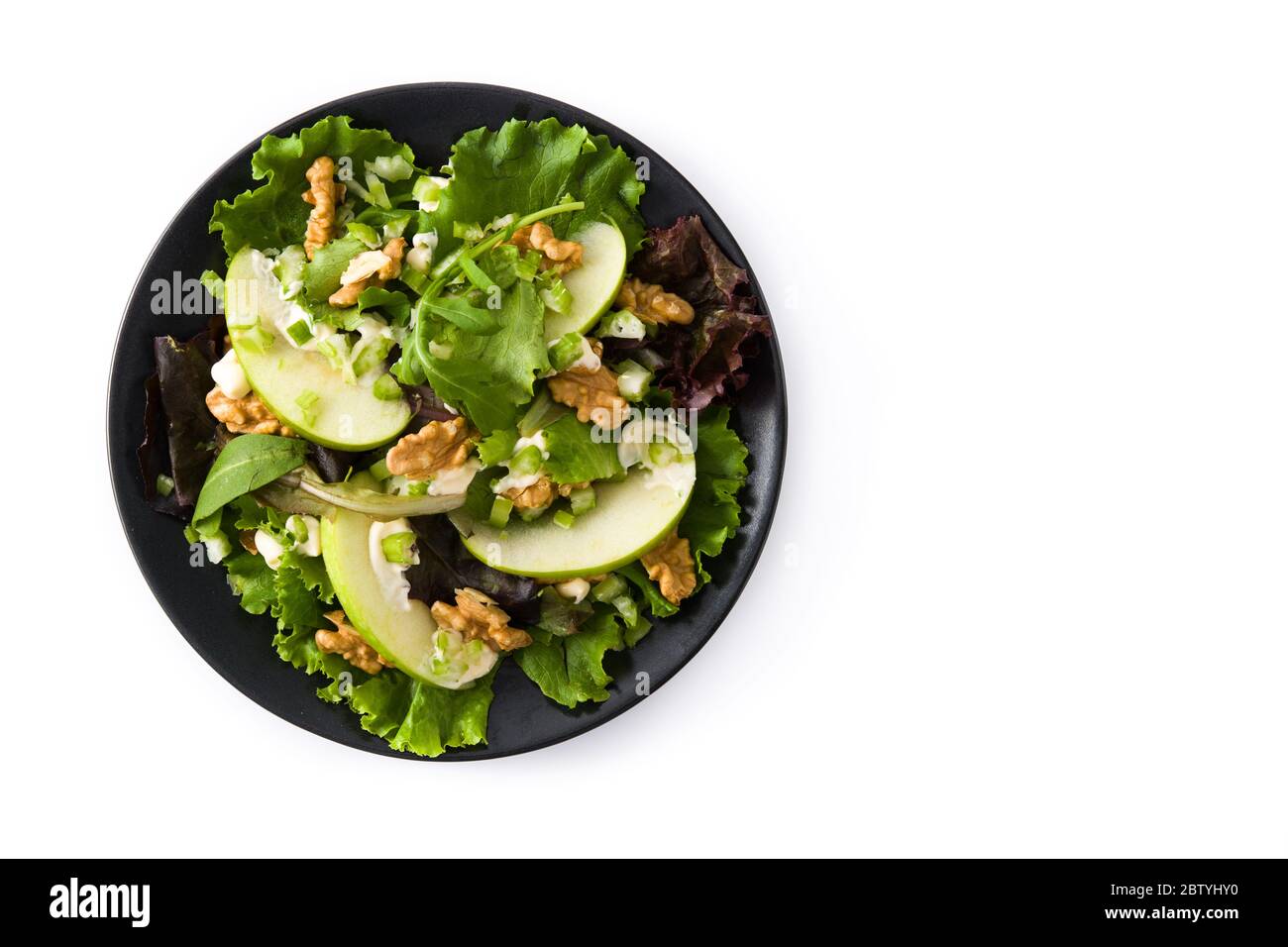 Frischer Waldorfsalat mit Salat, grünen Äpfeln, Walnüssen und Sellerie auf weißem Hintergrund isoliert. Draufsicht. Kopierbereich Stockfoto