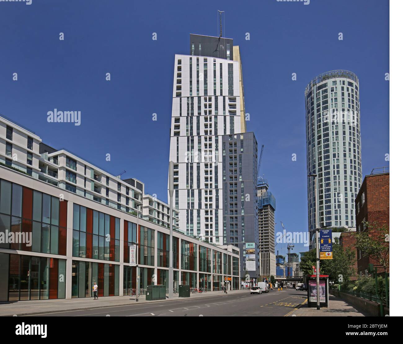 Neue Wohntürme ragen über dem wiederaufgebauten Sainsbury's Supermarkt an der Wansdsworth Road im Londoner Stadtteil Vauxhall. Stockfoto