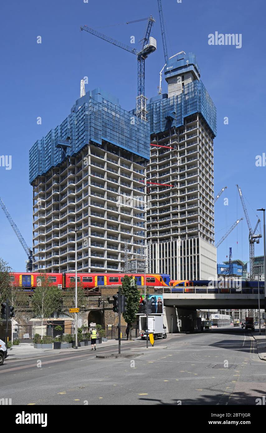 One Nine Elms Entwicklung, neue Wohntürme im Bau in Londons Vauxhall Bezirk. Stockfoto