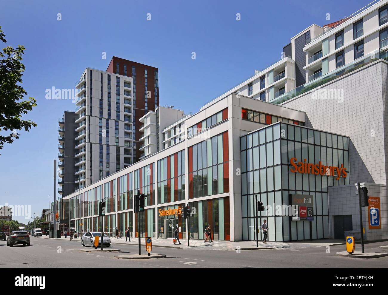 Neue Wohntürme ragen über dem wiederaufgebauten Sainsbury's Supermarkt an der Wansdsworth Road im Londoner Stadtteil Vauxhall. Stockfoto