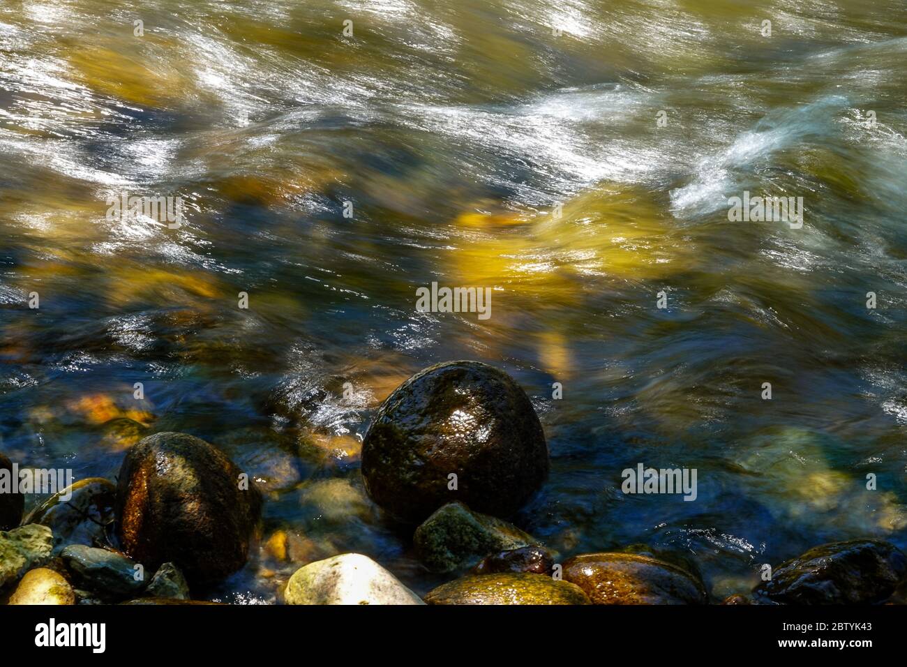 Nahaufnahme des Flusses Ariege, der durch die Pyrenäen fließt, Ariege, Französische Pyrenäen, Frankreich Stockfoto