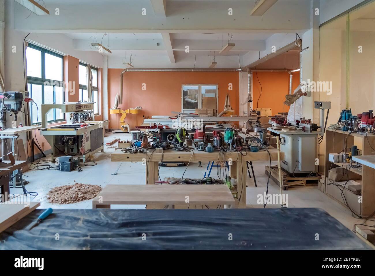 SHANGHAI, CHINA – 24. NOVEMBER 2018. Innenraum der Holzwerkstatt. Set von Tischlerausrüstung und Werkbänken in Joiner's Wood Shop. Stockfoto