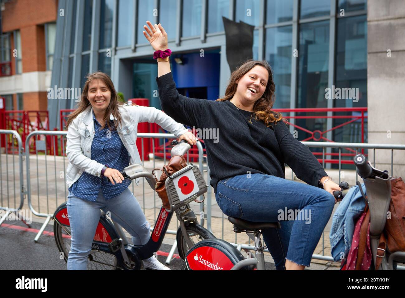 Autofreier Tag 2019: Menschen werden mit dem Prototyp des E-Bikes von Santander Cycles zum ersten mal in die Praxis gebracht Stockfoto