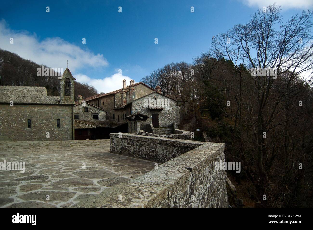 Wallfahrtskirche La Verna, Franziskanerschutzgebiet im toskanischen Apennin. Stockfoto