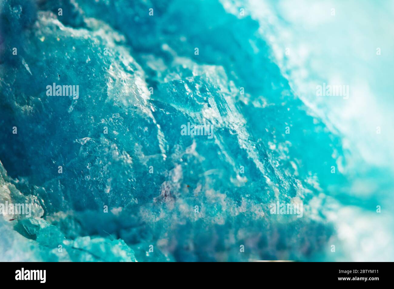 Türkisfarbener Hintergrund aus Naturkristall. Amazonit. Makro Stockfoto