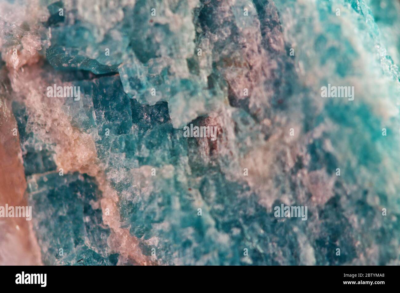Türkisfarbener Hintergrund aus Naturkristall. Amazonit. Makro Stockfoto