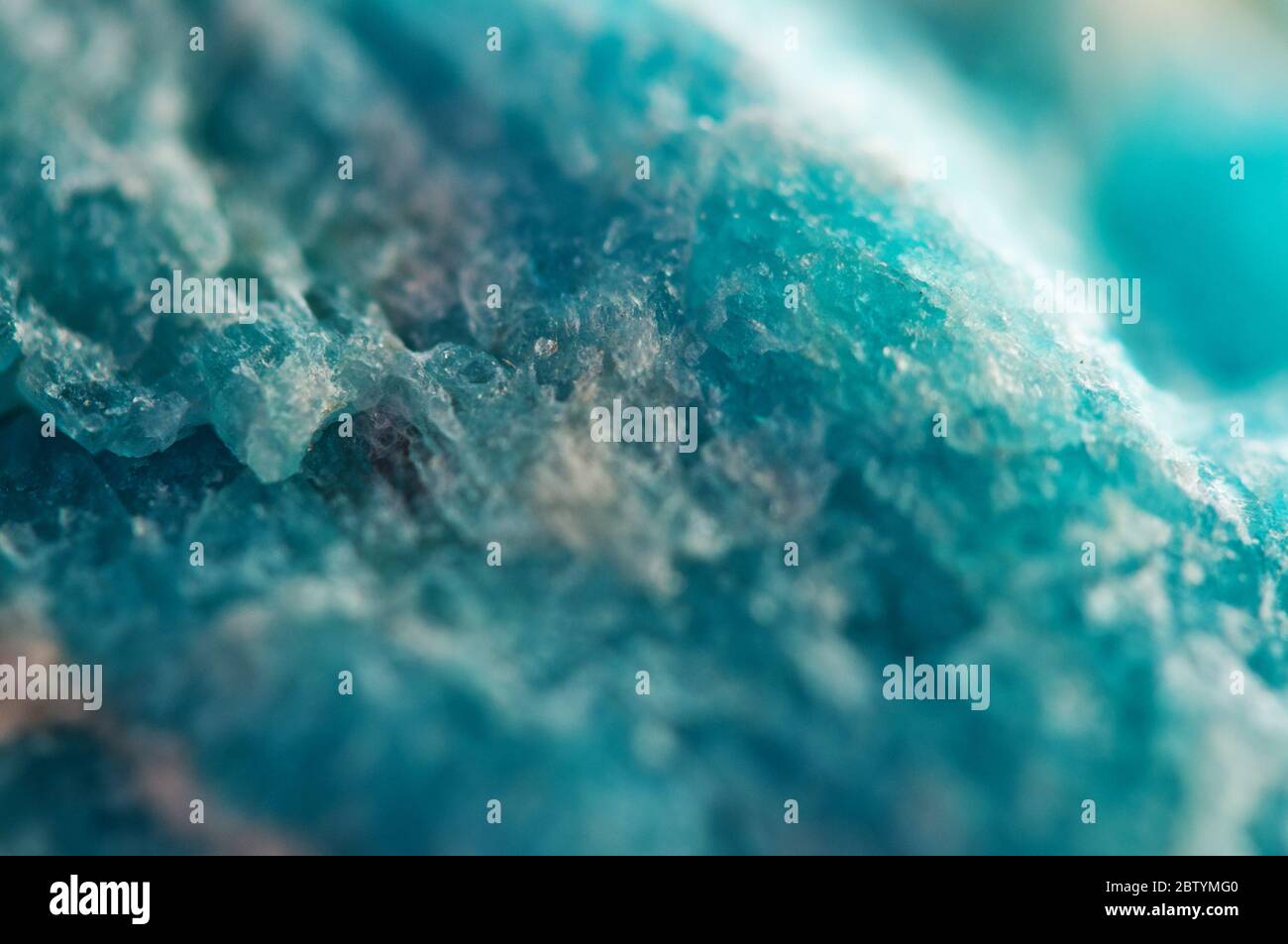 Türkisfarbener Hintergrund aus Naturkristall. Amazonit. Makro Stockfoto