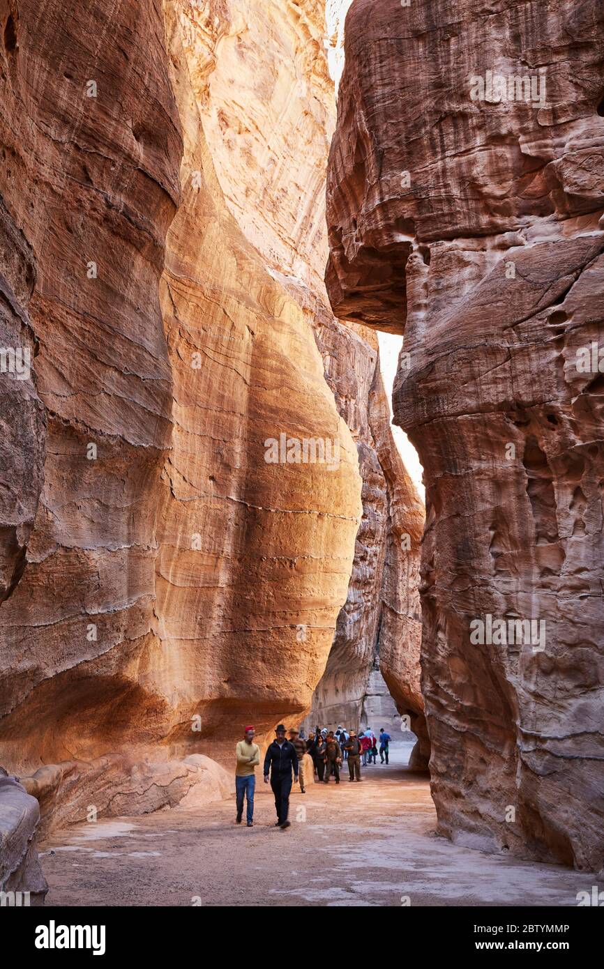 Touristen in der Siq, der antiken Stadt Petra, Jordanien Stockfoto