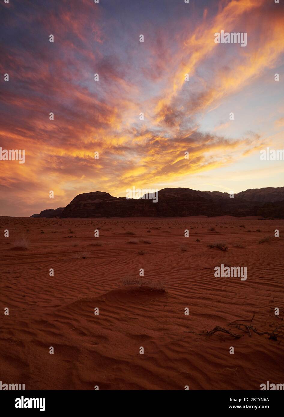 Sonnenuntergang in der Wüste Wadi Rum, Aqaba, Jordanien Stockfoto