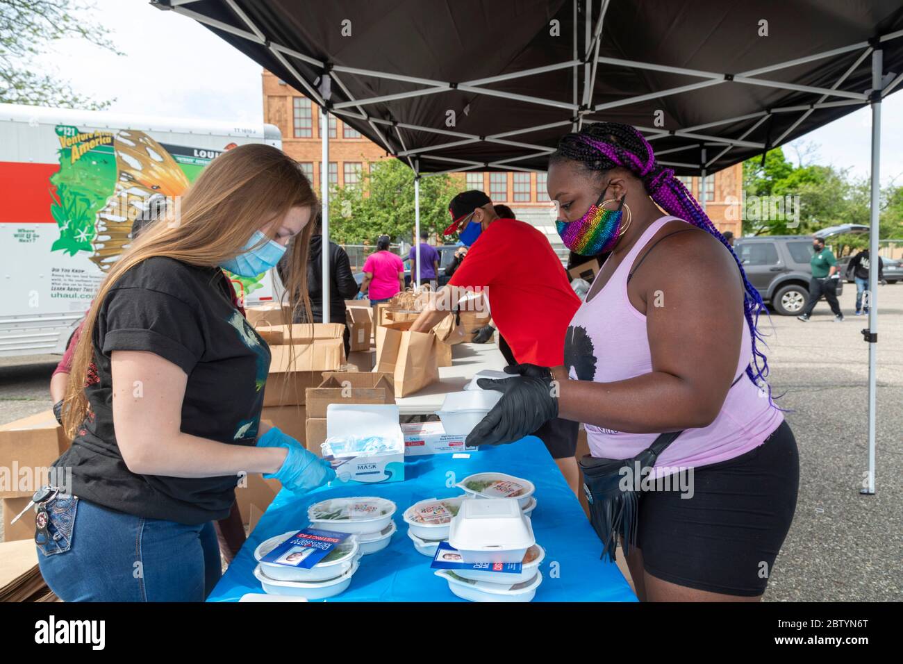 Detroit, Michigan - Freiwillige verpacken während der Coronavirus-Pandemie Lebensmittel für die kostenlose Verteilung in einer Nachbarschaft mit geringem Einkommen. Die Verteilung war o Stockfoto