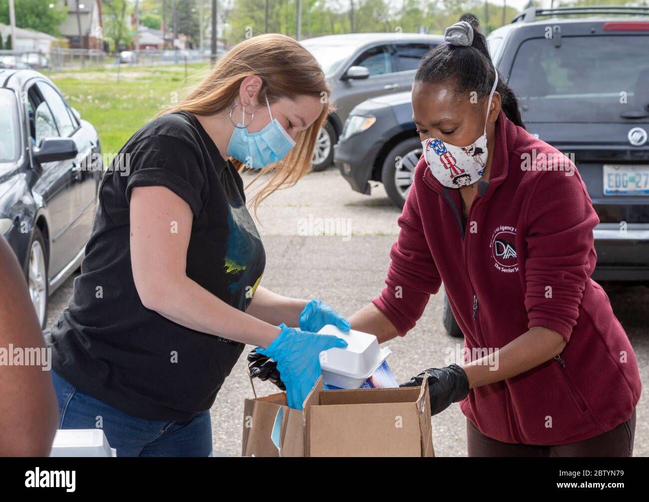 Detroit, Michigan - Freiwillige verpacken während der Coronavirus-Pandemie Lebensmittel für die kostenlose Verteilung in einer Nachbarschaft mit geringem Einkommen. Die Verteilung war o Stockfoto