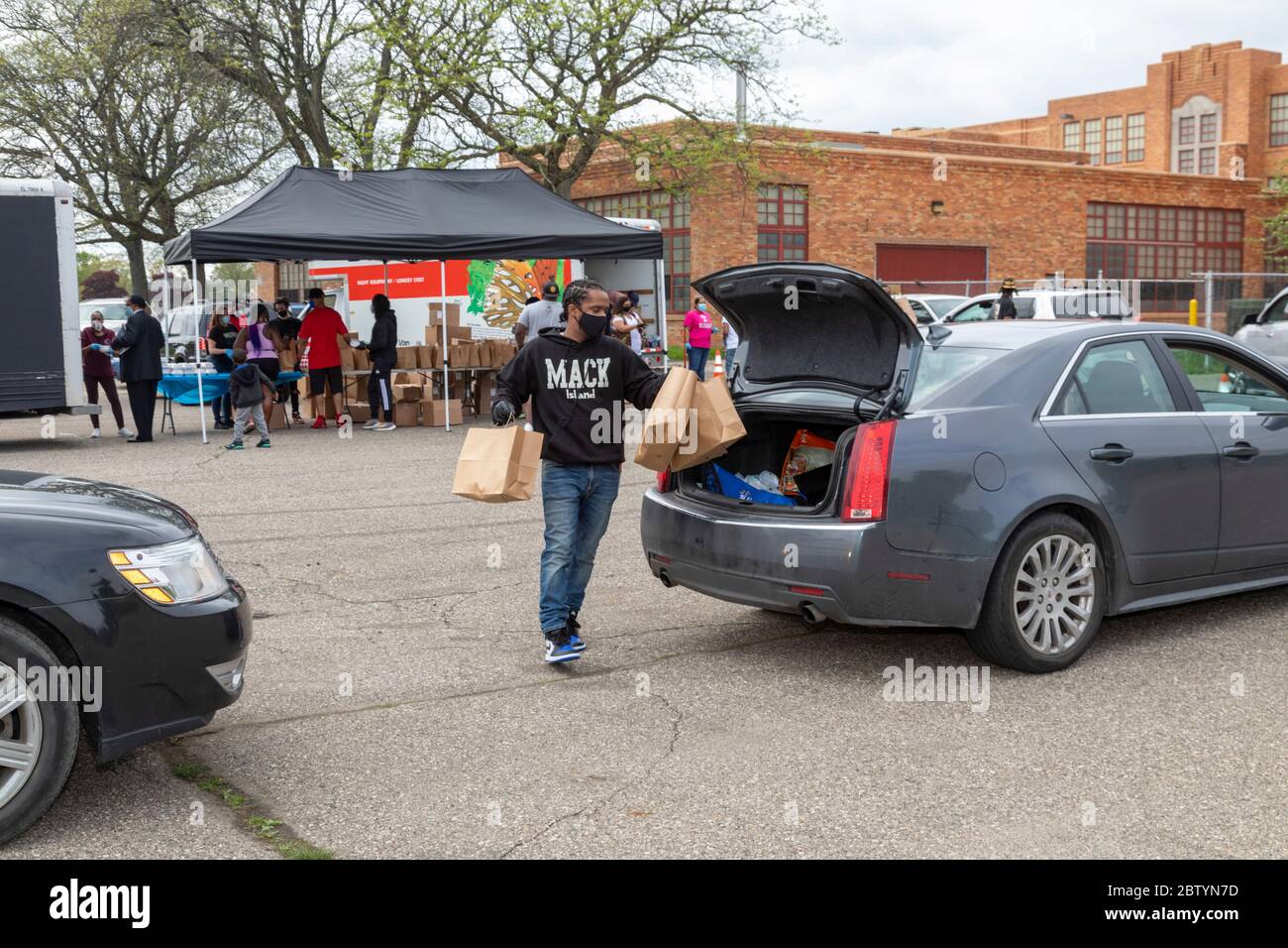 Detroit, Michigan - Freiwillige verteilen während der Coronavirus-Pandemie in einer Nachbarschaft mit geringem Einkommen kostenlose Lebensmittel. Die Verteilung wurde von Do organisiert Stockfoto