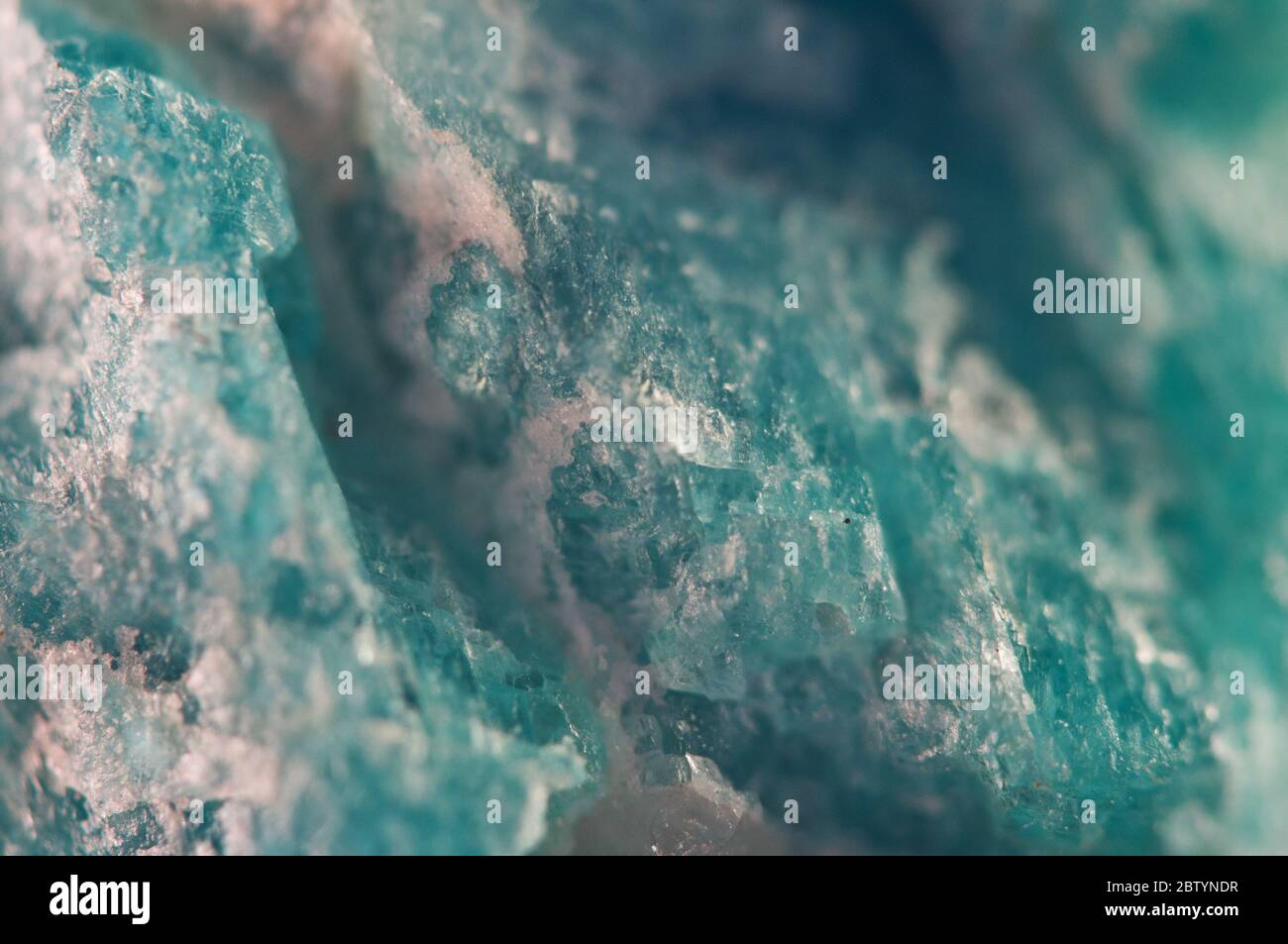 Türkisfarbener Hintergrund aus Naturkristall. Amazonit. Makro Stockfoto