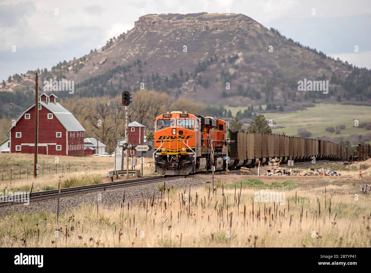 BNSF Freight Train Lokomotiven transportieren Fracht durch Open US Range Land Landschaft Stockfoto
