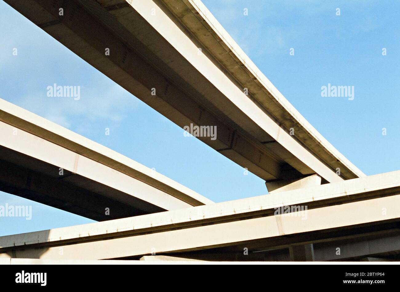 Highway Interchange überfährt an einem sonnigen Tag von unten Stockfoto