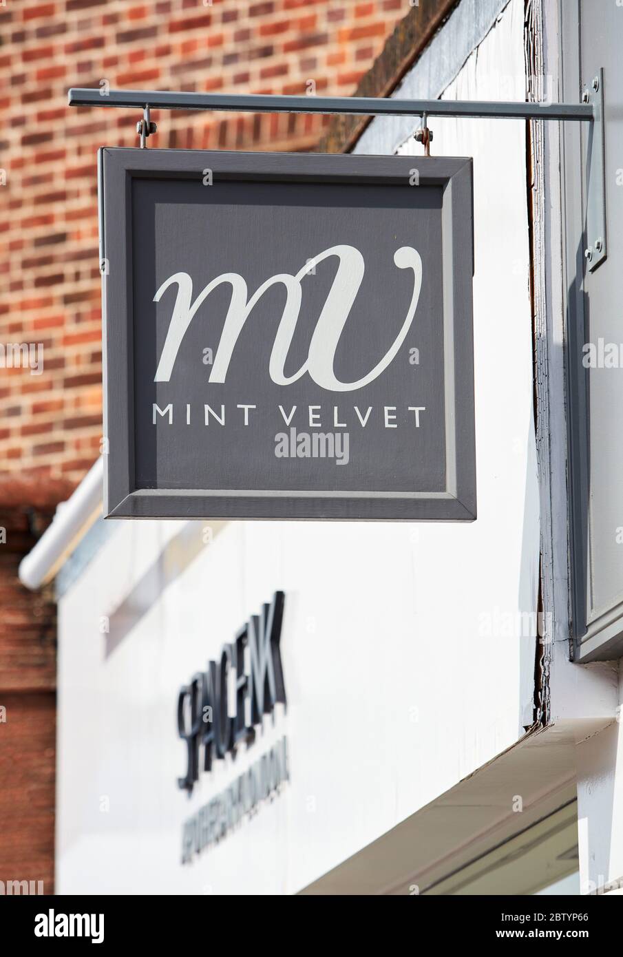 Beschilderung für Mint Velvet Shop, Beaconsfield, Buckinghamshire, England, Großbritannien Stockfoto