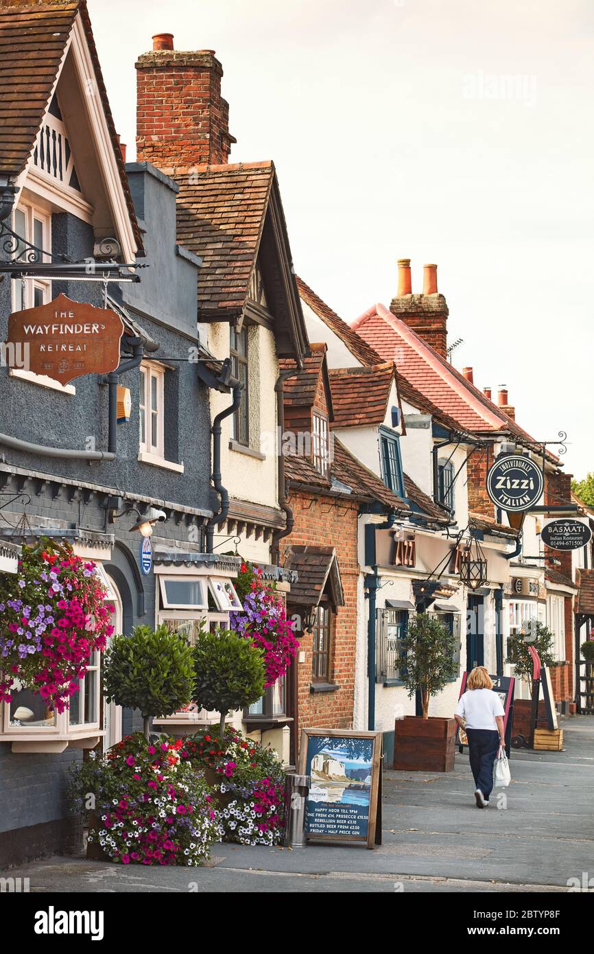 Reihe von Restaurants in der Altstadt von Beaconsfield, Buckinghamshire, England, Großbritannien Stockfoto