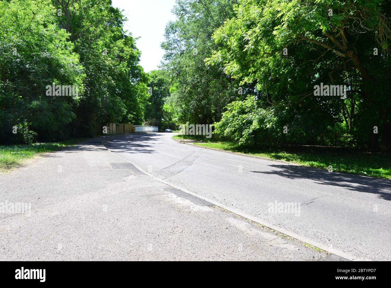 Eine Landstraße an einem heißen Nachmittag in Horley, Surrey. Stockfoto