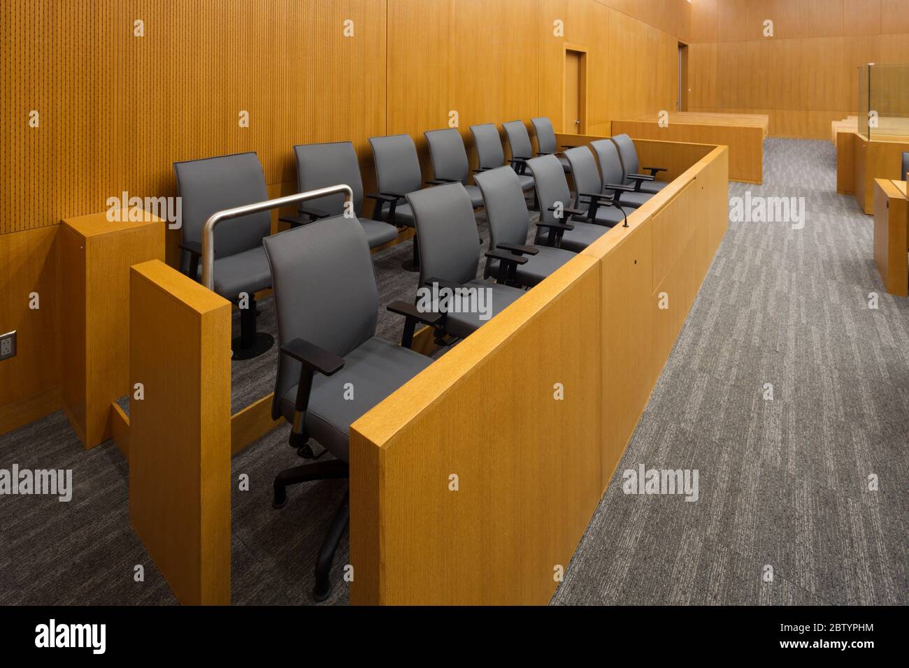 Jury Box in einem neuen Gerichtssaal Stockfoto